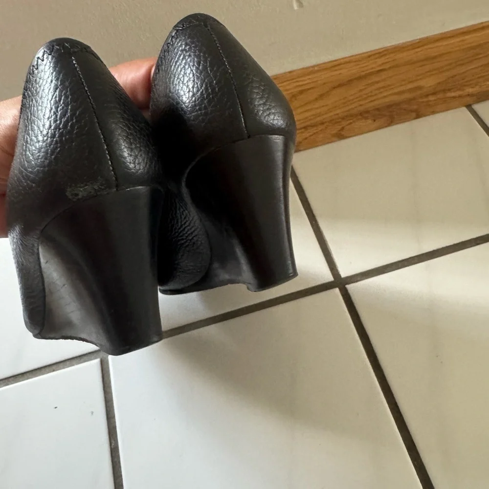 Tory Burch Black Leather Wedge Pumps – Size 8 | Logo Cap Toe